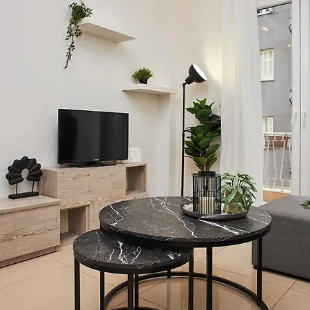 Apartment Kamara Bound In The Heart Of Center, By Binobi!